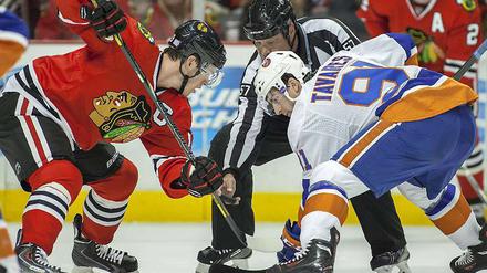 War was? John Tavares (r.) beim Bully mit Chicagos Jonathan Toews.