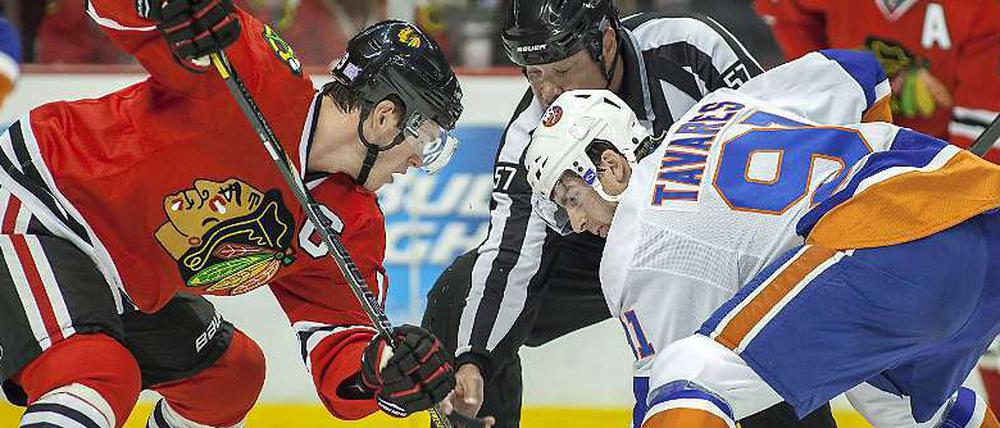 War was? John Tavares (r.) beim Bully mit Chicagos Jonathan Toews.