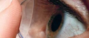 Sensible Sehhilfe: Eine Linse sollte nicht mit Leitungswasser gereinigt werden. 