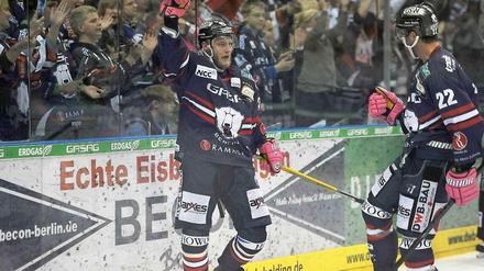 Florian Busch bejubelt seinen Treffer zur 3:2-Führung für die Eisbären, nachdem die Berliner bereits 0:2 zurückgelegen hatten. 