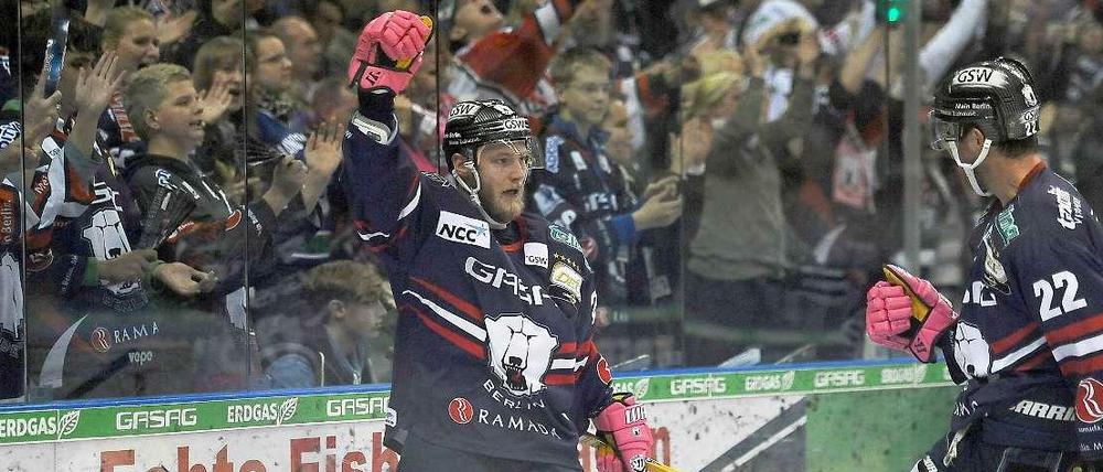 Florian Busch bejubelt seinen Treffer zur 3:2-Führung für die Eisbären, nachdem die Berliner bereits 0:2 zurückgelegen hatten. 