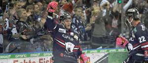 Florian Busch bejubelt seinen Treffer zur 3:2-Führung für die Eisbären, nachdem die Berliner bereits 0:2 zurückgelegen hatten. 
