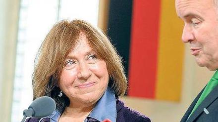 Swetlana Alexijewitsch bei der Verleihung des Friedenspreises durch den Vorsteher des Börsenvereins des Deutschen Buchhandels, Gottfried Honnefelder.