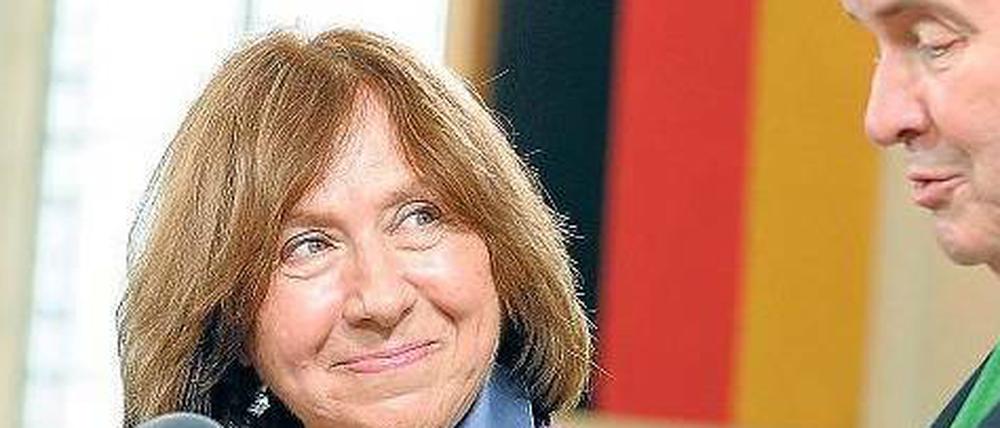 Swetlana Alexijewitsch bei der Verleihung des Friedenspreises durch den Vorsteher des Börsenvereins des Deutschen Buchhandels, Gottfried Honnefelder.