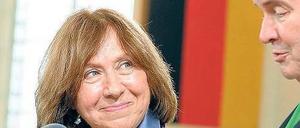 Swetlana Alexijewitsch bei der Verleihung des Friedenspreises durch den Vorsteher des Börsenvereins des Deutschen Buchhandels, Gottfried Honnefelder.