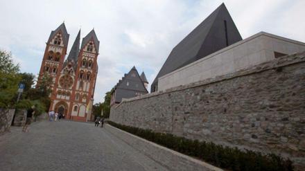 Neue Hiobsbotschaft aus dem Bistum Limburg. Der neue Bischofssitz ist noch viel teurer als gedacht. Oberhirte Tebartz-van Elst habe so manche hinters Licht geführt, meinen Kritiker.