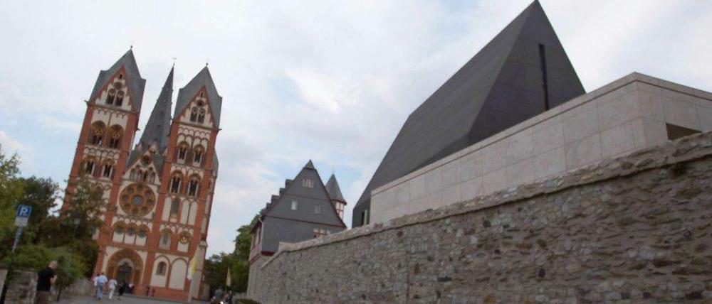 Neue Hiobsbotschaft aus dem Bistum Limburg. Der neue Bischofssitz ist noch viel teurer als gedacht. Oberhirte Tebartz-van Elst habe so manche hinters Licht geführt, meinen Kritiker.