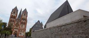 Neue Hiobsbotschaft aus dem Bistum Limburg. Der neue Bischofssitz ist noch viel teurer als gedacht. Oberhirte Tebartz-van Elst habe so manche hinters Licht geführt, meinen Kritiker.