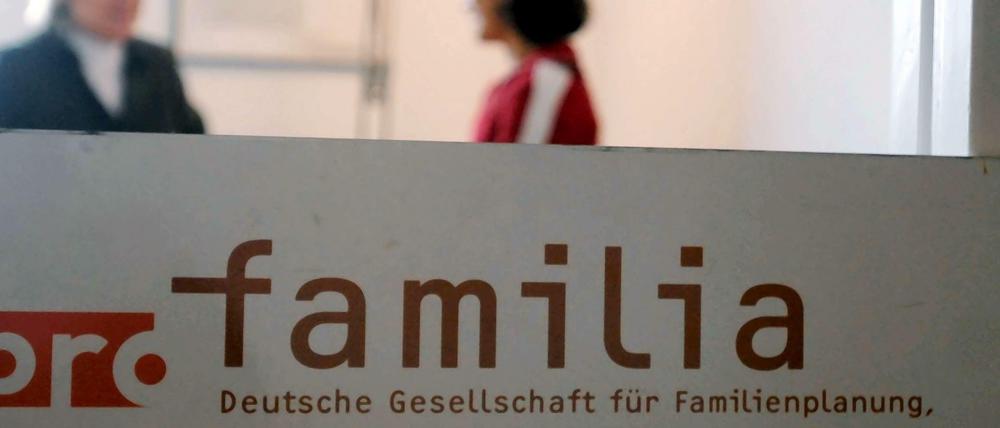 Die Organisation Pro Familia veröffentliche in den 80er Jahren Positionen, die Sex zwischen Erwachsenen und Kindern rechtfertigen.