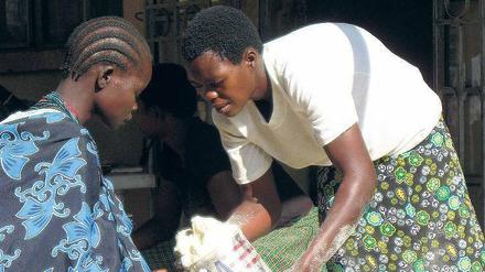 Ein Kind mit Kind. Dieses Mädchen im Osten Ugandas hat früh selbst ein Baby bekommen. Das Welternährungsprogramm (WFP) versorgt diese Kinder mit Nahrungsmitteln.