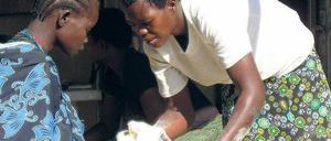 Ein Kind mit Kind. Dieses Mädchen im Osten Ugandas hat früh selbst ein Baby bekommen. Das Welternährungsprogramm (WFP) versorgt diese Kinder mit Nahrungsmitteln.