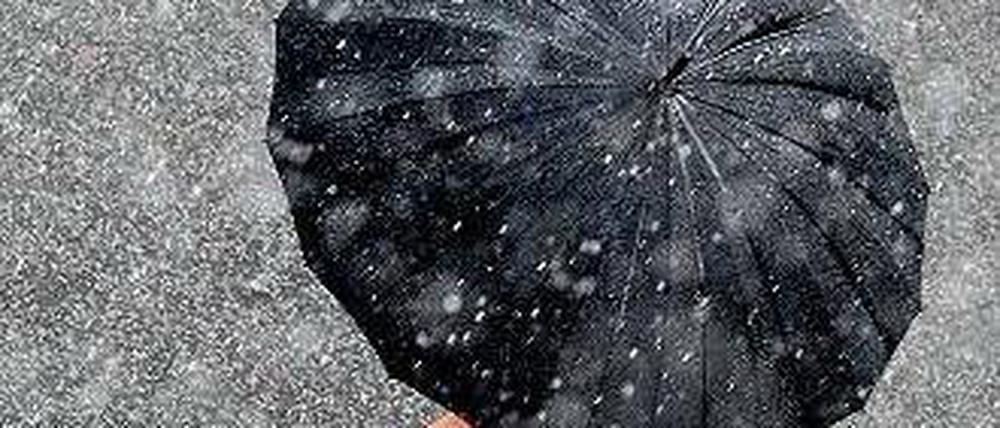 Hilft manchmal auch nichts mehr. Bei manchem Wetter nützt kein Schirm. Foto: dpa