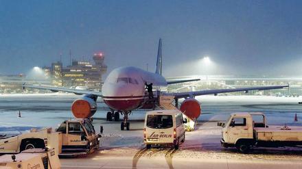 Der Winter kann stimmungsvolle Motive schaffen – und den Flugverkehr erheblich stören. Die Lager für die Spezialflüssigkeit zum Enteisen der Maschinen sind inzwischen gut gefüllt und vergrößert worden. 