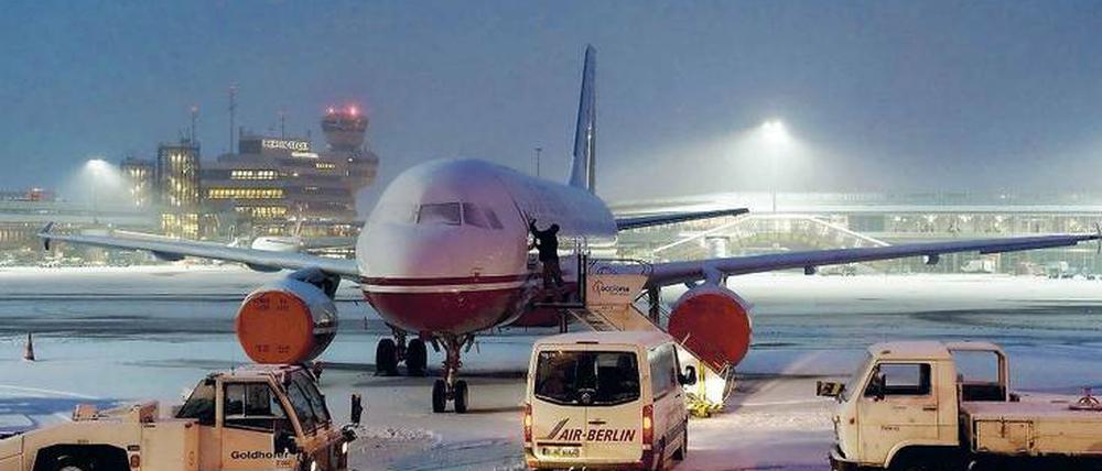 Der Winter kann stimmungsvolle Motive schaffen – und den Flugverkehr erheblich stören. Die Lager für die Spezialflüssigkeit zum Enteisen der Maschinen sind inzwischen gut gefüllt und vergrößert worden.
