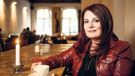 Makellos. So will Marianne Rosenberg zumindest aussehen. Immerhin ist über sie und ihre Musik schon viel Schlechtes geschrieben worden. Für das Interview im Schwarzen Café in der Kantstraße kommt sie deshalb mit Make-up-Artist. Foto: Davids/Gregor Fischer