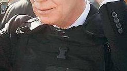 Nachgetragene Drohne. Verteidigungsminister Thomas de Maizière hat seinen Abschlussbericht zum Euro-Hawk noch dem alten Bundestag vorgelegt. Künftig sollen keine unklaren Verträge mehr abgeschlossen werden, heißt es in dem Acht-Seiten-Papier. Der Minister will die Affäre beenden. Foto: Fabrizio Bensch/dpa