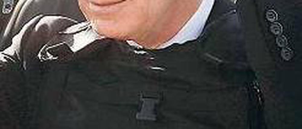 Nachgetragene Drohne. Verteidigungsminister Thomas de Maizière hat seinen Abschlussbericht zum Euro-Hawk noch dem alten Bundestag vorgelegt. Künftig sollen keine unklaren Verträge mehr abgeschlossen werden, heißt es in dem Acht-Seiten-Papier. Der Minister will die Affäre beenden. Foto: Fabrizio Bensch/dpa