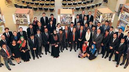 Afghanische Absolventen feiern in der TU Berlin.