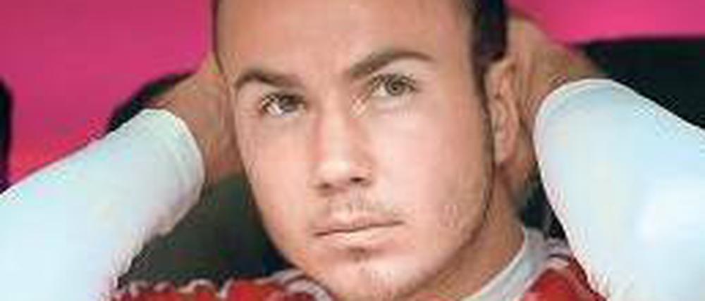 Haare schön. Reservist Mario Götze auf der Bayern-Bank. Foto: dpa