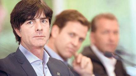 Andächtig verfolgen die Herren Löw, Bierhoff und Köpke (v.l.) was es zur Verlängerung ihrer Verträge zu verkünden gibt. Überraschendes war nicht dabei. Foto: dpa