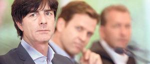Andächtig verfolgen die Herren Löw, Bierhoff und Köpke (v.l.) was es zur Verlängerung ihrer Verträge zu verkünden gibt. Überraschendes war nicht dabei. Foto: dpa