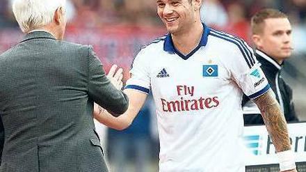 Willkommen in Hamburg. Lasogga (rechts) begrüßt van Marwijk. Foto: dpa