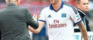 Willkommen in Hamburg. Lasogga (rechts) begrüßt van Marwijk. Foto: dpa