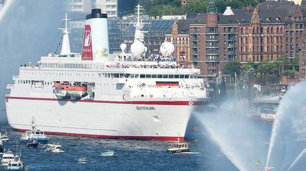 Wasser marsch. Ob auch die Anleger das „Traumschiff“ mit großem Hallo im Hafen begrüßen, hängt davon ab, wie die Betreibergesellschaft wirtschaftet. Geht sie pleite, stehen die Investoren möglicherweise mit leeren Händen da. Foto: dpa