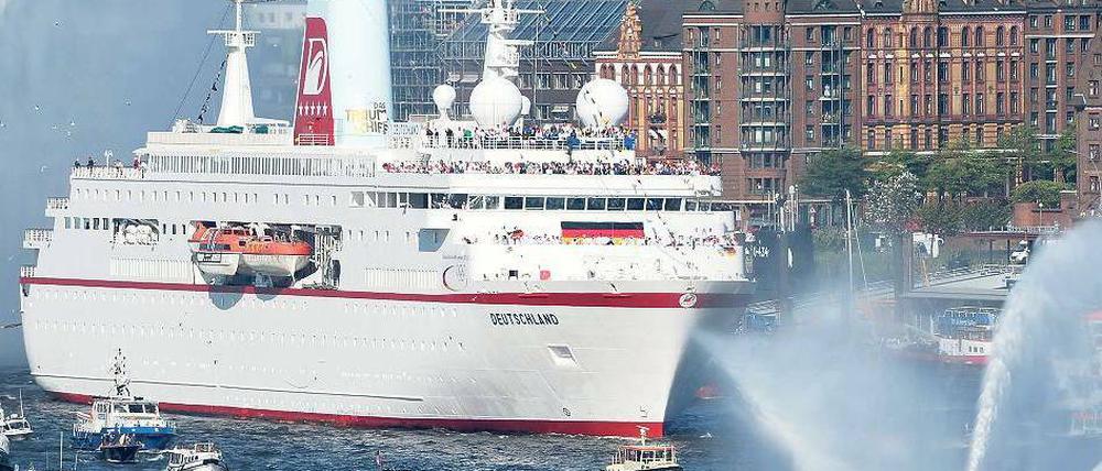 Wasser marsch. Ob auch die Anleger das „Traumschiff“ mit großem Hallo im Hafen begrüßen, hängt davon ab, wie die Betreibergesellschaft wirtschaftet. Geht sie pleite, stehen die Investoren möglicherweise mit leeren Händen da. Foto: dpa