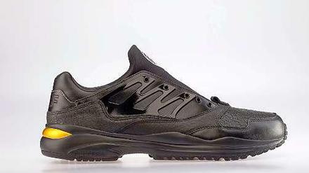 Der Urban Force von Adidas hat eine beschichtete Sohle, wenn man den Turnschuh trägt, wird der Schriftzug "Show your are not afraid" sichtbar.