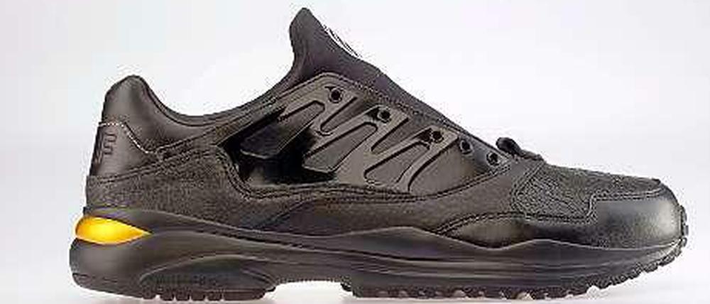 Der Urban Force von Adidas hat eine beschichtete Sohle, wenn man den Turnschuh trägt, wird der Schriftzug "Show your are not afraid" sichtbar.