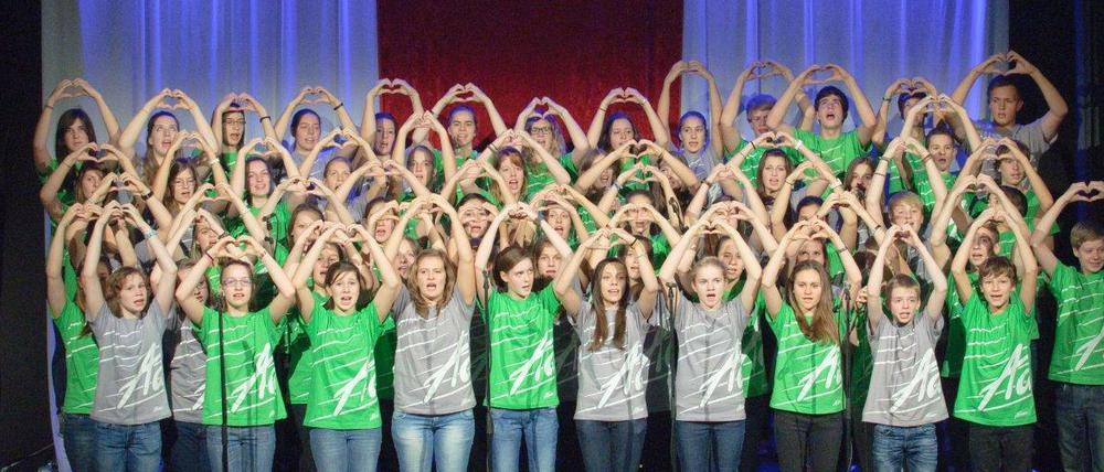 Spaß am Singen haben die 70 jugendlichen Teilnehmerinnen und Teilnehmer des Adonia-Musicals