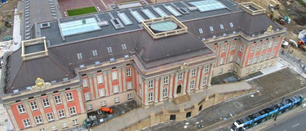 Neues Haus wird alt. Dank der Millionenspende von Mäzen Hasso Plattner hat die Fassade des Landtagsgebäudes ein historisches Aussehen erhalten.