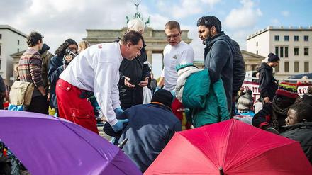 Viele der Flüchtlinge sind bereits stark geschwächt, doch sie wollen weiterhin am Brandenburger Tor ausharren. 