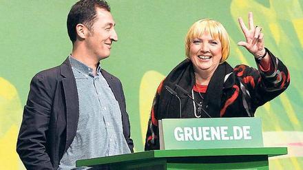 Ein bisschen Abschied: Die bisherige Grünen-Chefin Claudia Roth tritt beim Parteitag nicht wieder an – ihr Kollege Cem Özdemir jedoch will im Amt bleiben. Foto: Wolfgang Kumm/dpa