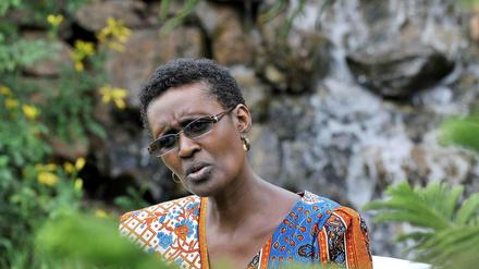 Winnie Byanyima has been the first female Ugandan aeronautical engeneer. She grew up with president Yoweri Museveni, who now leads the country since 1986. She even fought in the bush side by side with Museveni, who was partly raised by her parents. Later Byanyima married the opposition figure Kizza Besigye, who contested three times for the presidency with Museveni. Besigye had to live in exile for years and has been frequently imprisoned. Byanyima was a parlamantarian in Uganda, till the harrassment became to much for her. She worked for the African Union and the UN-development programme. Since May she is executive director of the international charity Oxfam. 