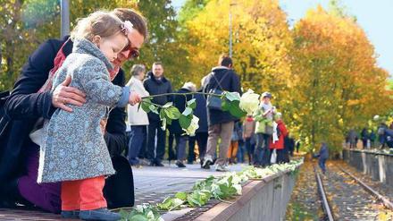 Früher gedenken: In Grunewald legten am Freitag auch die Jüngsten weiße Rosen nieder. 