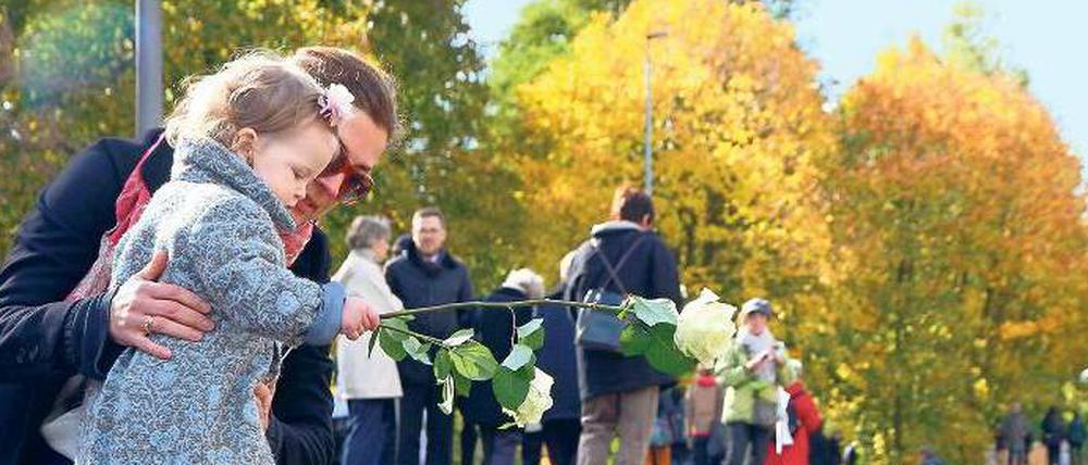 Früher gedenken: In Grunewald legten am Freitag auch die Jüngsten weiße Rosen nieder. 