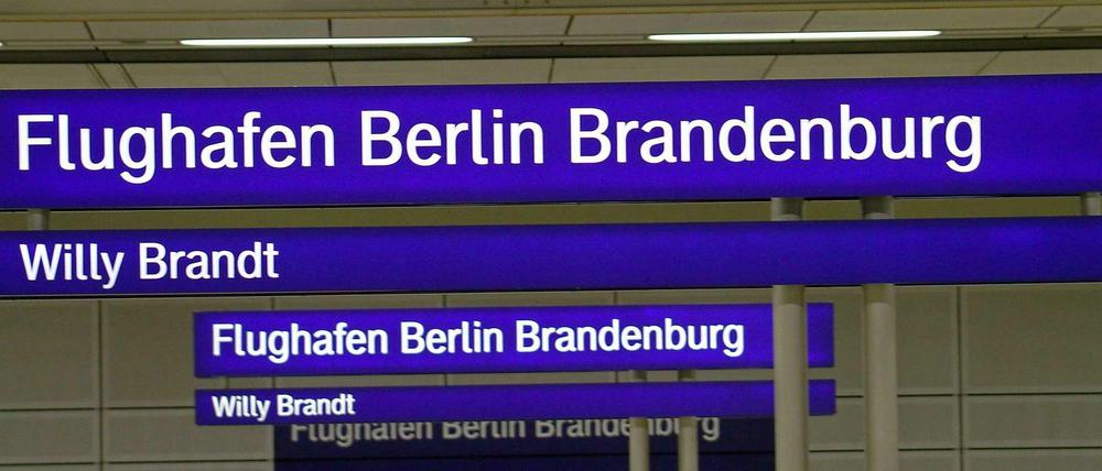 Ihr Zug hat voraussichtlich ... etliche Jahre Verspätung. Dass hier keine Züge halten, ist aber nicht die Schuld der Bahn.