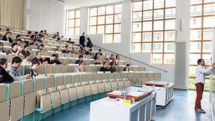 Im Mathe-Brückenkurs an der FU schreibt der Dozent erste Theoreme an die Tafel.