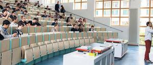 Im Mathe-Brückenkurs an der FU schreibt der Dozent erste Theoreme an die Tafel.