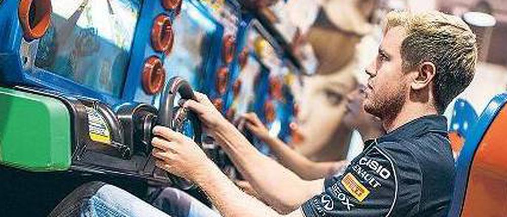 Spielend leicht gewinnen. Während Sebastian Vettel schon längst im höheren Level rast, fahren die anderen noch hinterher. Im Land der Computerspiele kann sich Vettel nun näher an die Highscore ranarbeiten. 