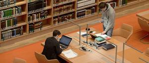 Leser in der Staatsbibliothek. Beim Pisa für Erwachsene werden Lesen, Rechnen und der Umgang mit Computern getestet.