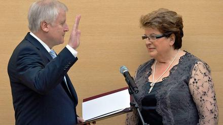 So wahr mir Gott helfe: Bayerns Ministerpräsident Horst Seehofer (CSU) wird von Landtagspräsidentin Barbara Stamm vereidigt.
