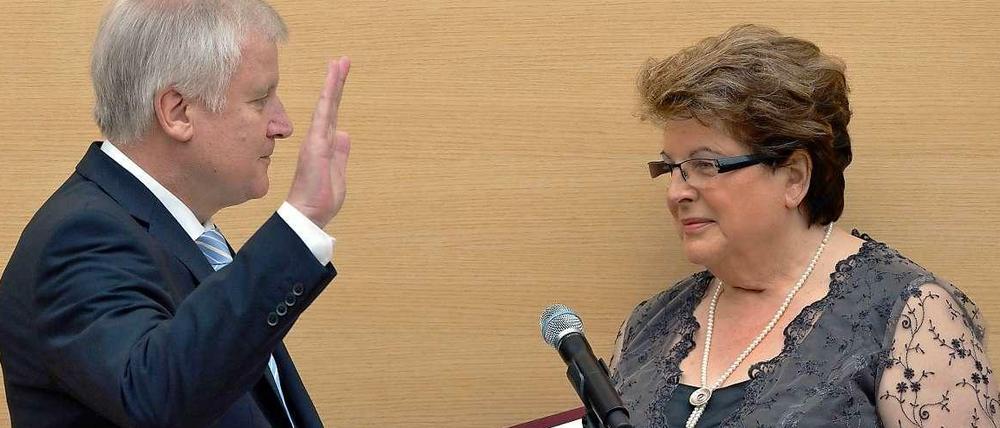So wahr mir Gott helfe: Bayerns Ministerpräsident Horst Seehofer (CSU) wird von Landtagspräsidentin Barbara Stamm vereidigt.