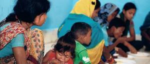 Erste Hilfe: Viele Inder mussten auf Weisung der Behörden ihre Häuser verlassen. Sie wurden zum Beispiel in Schulen untergebracht und mit dem Notwendigsten versorgt. Foto: AFP