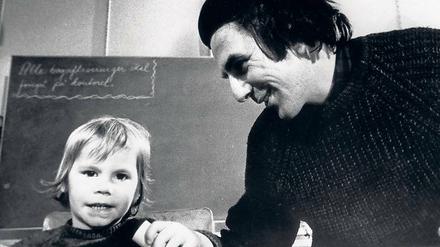 Rudi Dutschke und sein Sohn Hosea-Che 1971 auf einer Pressekonferenz in Dänemark. 
