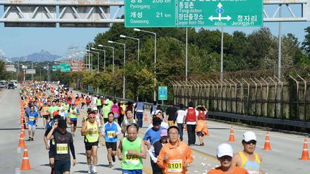 Nur noch 208 Kilometer bis nach Pjöngjang. Der Friedensmarathon führte erstmals in die Entmilitarisierte Zone und machte erst an der Grenze zu Nordkorea kehrt. An eine Überquerung der heftig bewachten Grenze war allerdings nicht zu denken. 