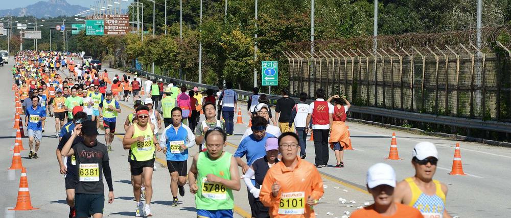 Nur noch 208 Kilometer bis nach Pjöngjang. Der Friedensmarathon führte erstmals in die Entmilitarisierte Zone und machte erst an der Grenze zu Nordkorea kehrt. An eine Überquerung der heftig bewachten Grenze war allerdings nicht zu denken. 