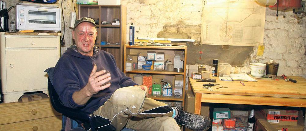 Ronald Schulz, 50, ist die große Konstante bei aller Veränderung in Neukölln, Braunschweiger Ecke Richardstraße.